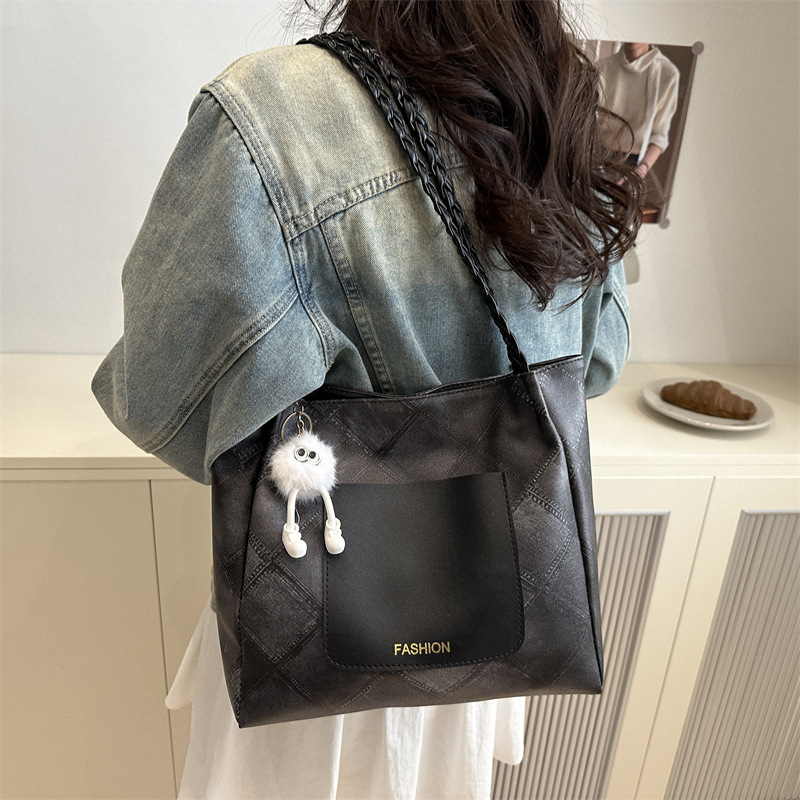 In the spring of 2025, a new large-capacity casual, simple and high-quality commuter woven shoulder strap tote bag is in fashion Specification drawing