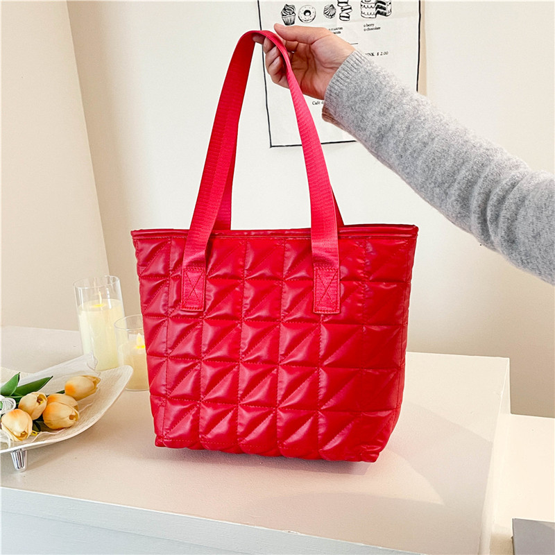 New cotton-padded jacket bag 2025, new texture solid color handbag, trendy and simple, large-capacity diamond-shaped single-shoulder tote bag full figure