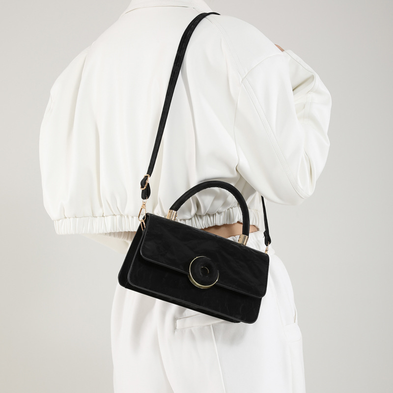 A new autumn/Winter 2024 women's commuting handbag with a niche design, versatile ins single-shoulder crossbody bag and small square bag Specification drawing