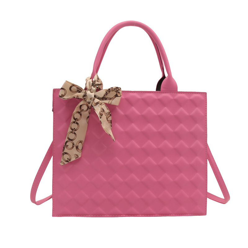 This high-quality large-capacity underarm handbag is a new trendy and fashionable crossbody commuter tote bag for women in the autumn and winter of 2024 Item Picture