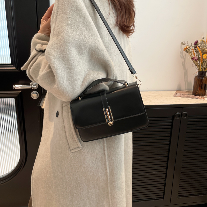 Solid color simple small square bag 2024 new Korean style trendy and fashionable women's casual single-shoulder crossbody small bag cross-border details Picture