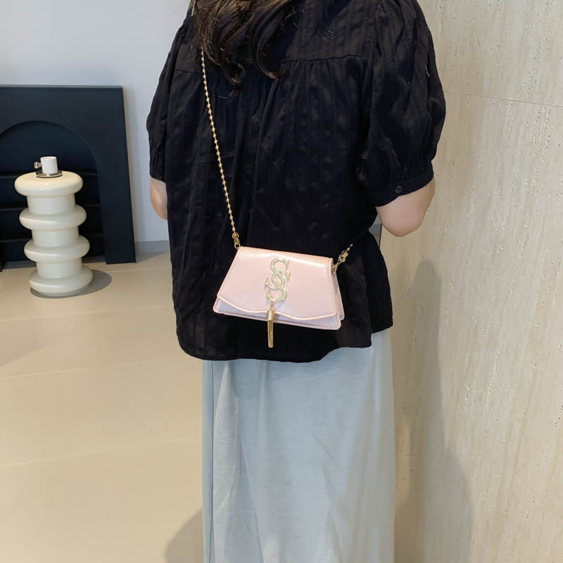 A simple and stylish fringed single-shoulder bag for ladies in 2025, a simple and fashionable underarm bag for commuting, a small square bag for women to cross borders Specification drawing