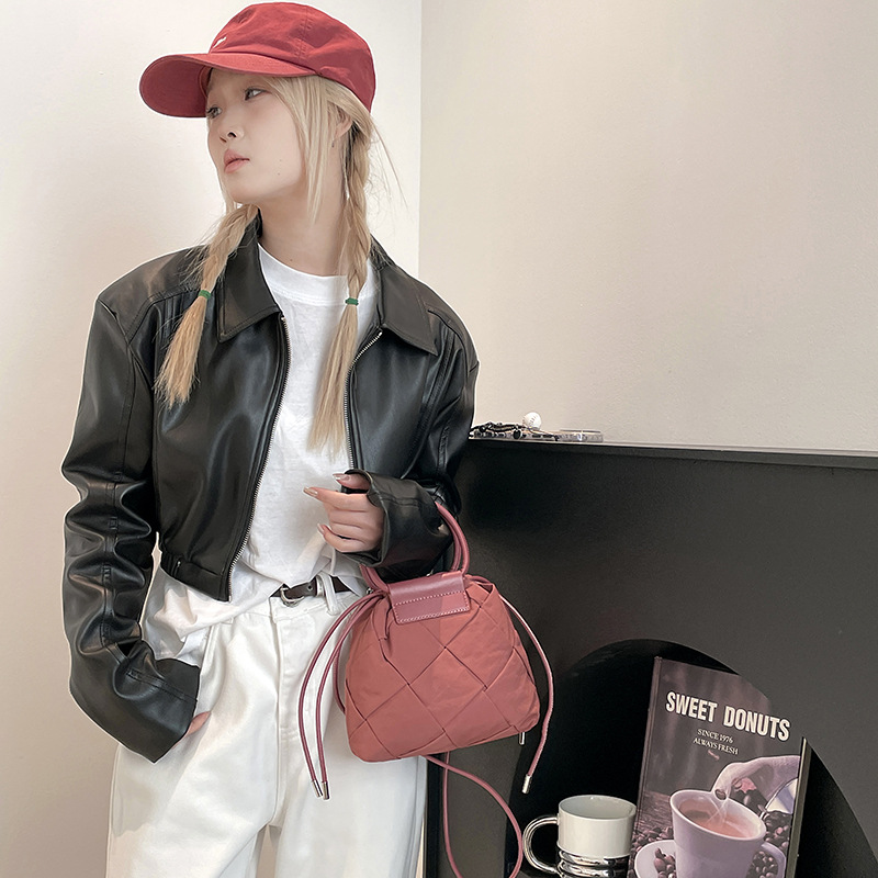 ColorfulFox small bag, a niche ins design hand-held woven bag, is fashionable, mini and lightweight, and is a single-shoulder crossbody bag details Picture