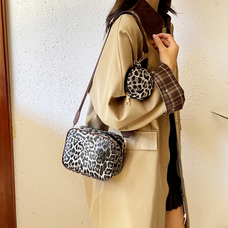 A new cross-border leopard print large-capacity small square bag for the 2024 autumn and winter season, with a portable and waterproof wide shoulder strap and a single-shoulder crossbody bag details Picture