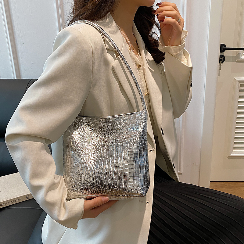 High-capacity women's 2024 new style, high-end, simple and versatile crocodile print single-shoulder bag, commuting hand-held bucket bag details Picture