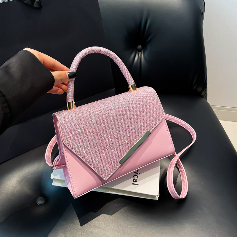 The 2024 new French niche fashion women's bag features a combination of underarm bags for commuting, hand-held women's bags, and a crossbody bag, creating a cross-border trend full figure