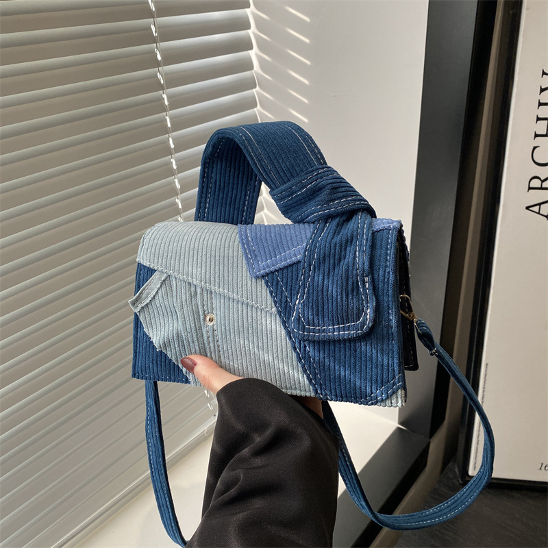 A niche design denim handbag for women, a new spring 2025 crossbody bag, a fashionable single-shoulder commuting small square bag full figure