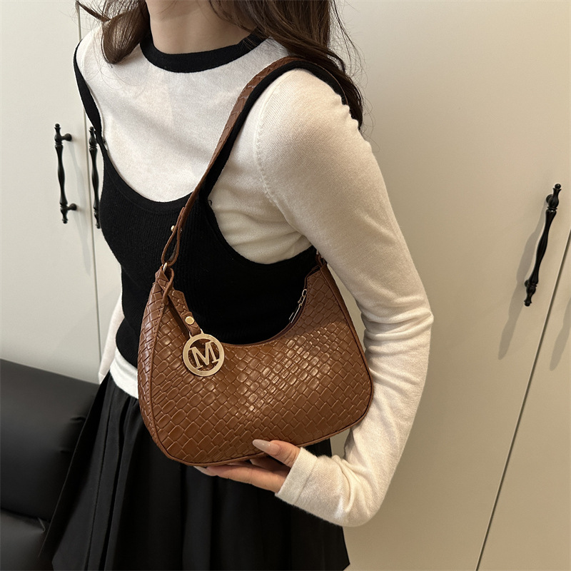 French woven crescent-shaped niche bag for women, new Spring 2025, trendy and fashionable single-shoulder bag, elegant underarm bag Specification drawing