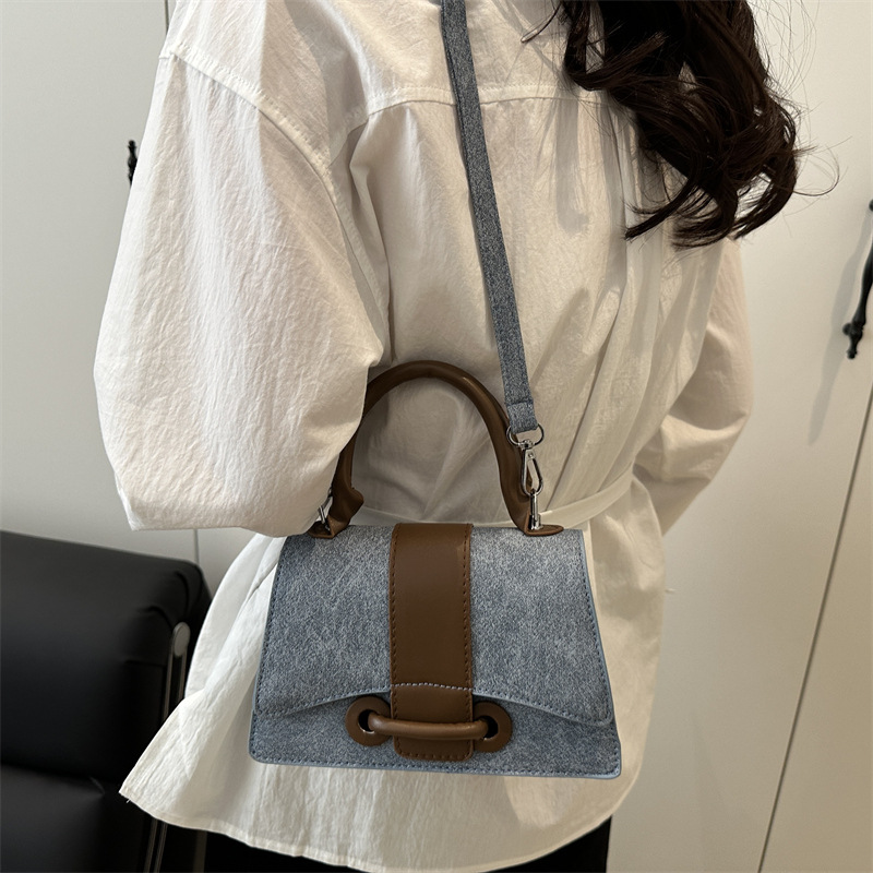 The new spring 2025 niche crossbody bag features a mini and stylish design, a single-shoulder bag with lychee pattern and a small square hand-held bag details Picture