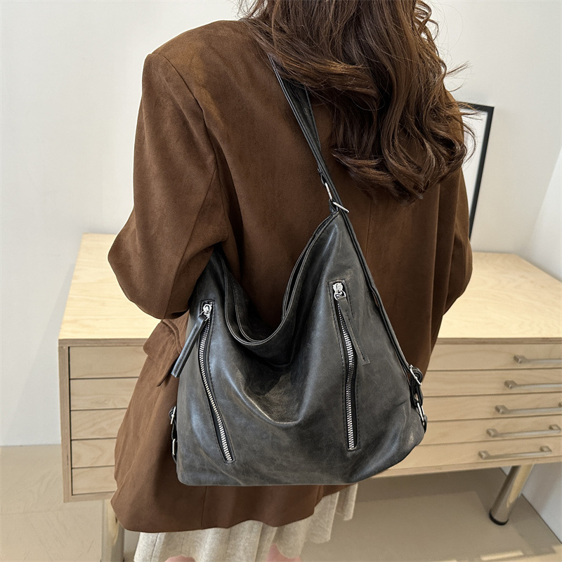 A trendy large-capacity single-shoulder bag and a stylish commuter tote bag from a niche Korean backpacker for the 2024 autumn and winter season Specification drawing