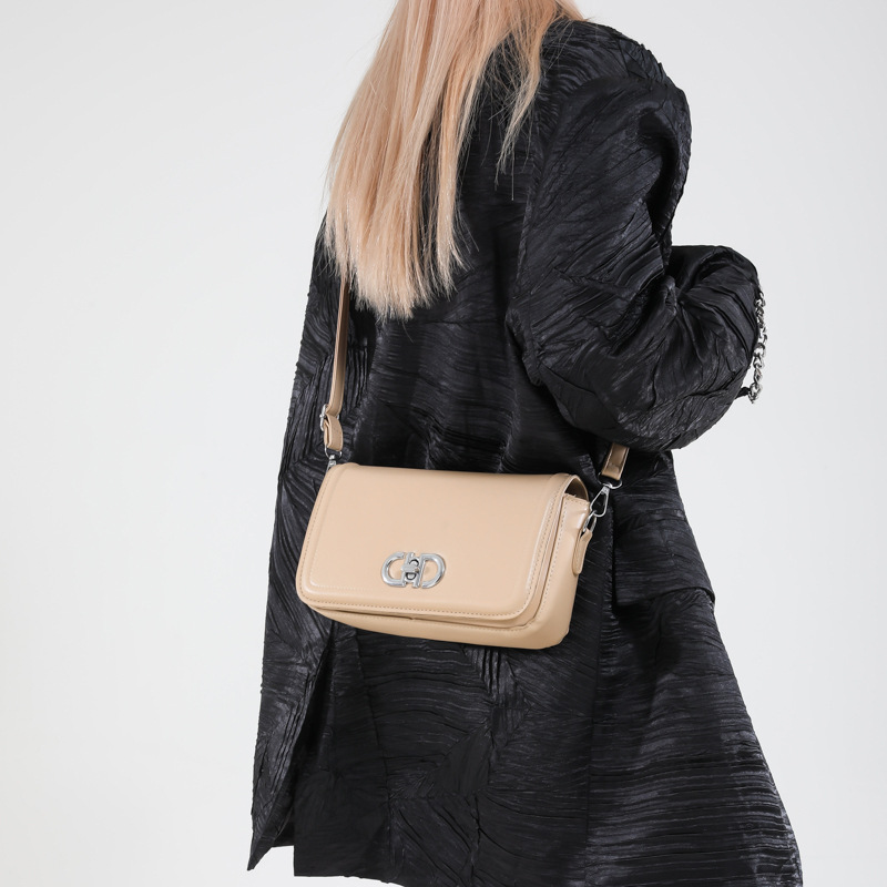 A stylish and high-quality lockable small square bag for women, a new Spring 2025 style, a chic single-shoulder bag for commuting, and a cross-border trend Specification drawing