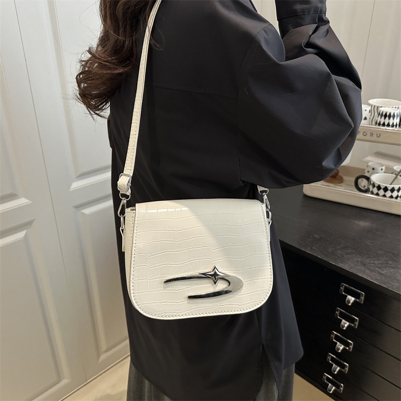 The 2025 new trendy and fashionable underarm crescent bag, a single-shoulder women's bag with a simple and niche design details Picture