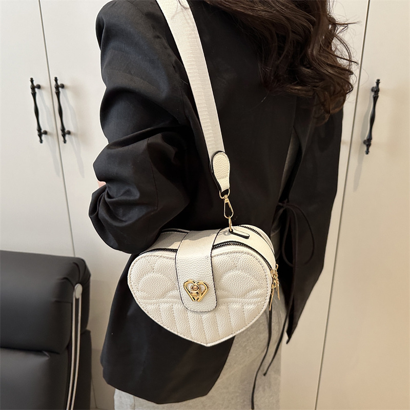 Korean-style fashionable heart-shaped diamond checkered women's small bag, trendy and stylish single-shoulder bag, solid-color trendy small bag, crossbody bag details Picture