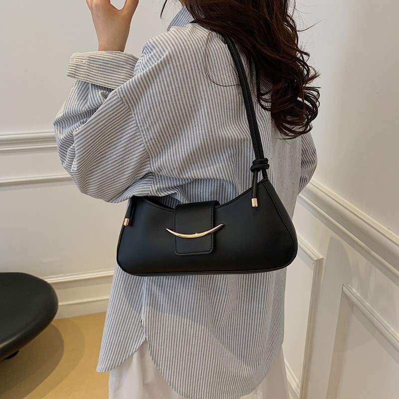 The new women's bags for Spring 2025 are fashionable and trendy. The underarm bag features a French niche design and the single-shoulder bag is stylish and stylish details Picture