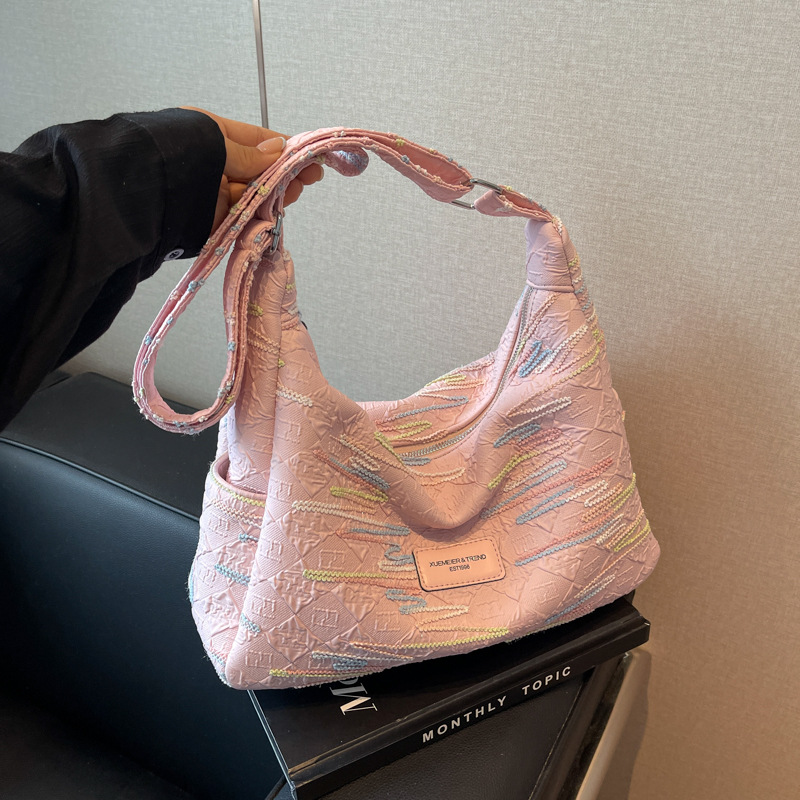 The new canvas bag for the autumn of 2024 features a large-capacity design, versatile crossbody bag, and a high-end daily commuting bag with a feminine feel full figure