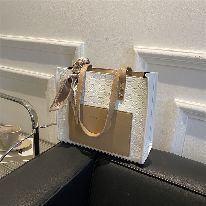 A new trendy student bag with a large capacity under the shoulder and armpits, a stylish checkered Korean style women's bag and a tote bag full figure