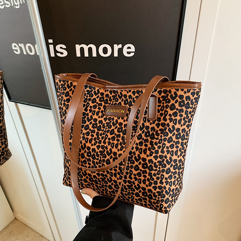 High-end leopard print large bag with large capacity, women's 2024 new style trendy and stylish single-shoulder bag, autumn texture tote bag full figure