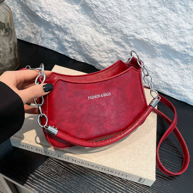 This year, simple and fashionable bags are in vogue for women. The new 2024 trendy and fashionable underarm bag features a niche design and a single-shoulder crescent bag full figure