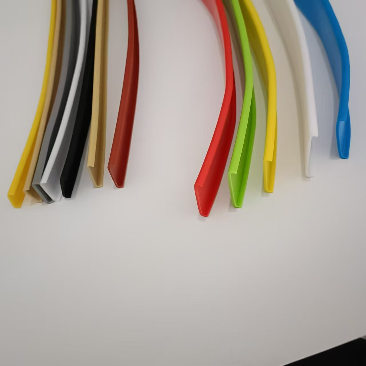Home furniture, kitchen cabinets, tables and chairs self-adhesive U-shaped edge collision sealing color decorative sealing strip manufacturer Specification drawing