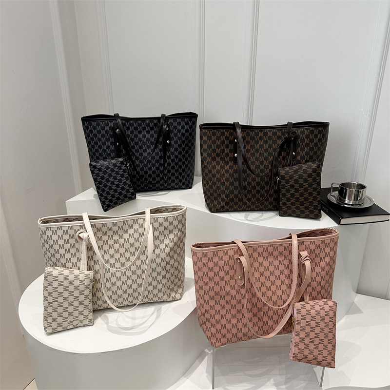 Relaxed and trendy mother-and-child bag 2025 New large-capacity letter printed office commuting bag, single-shoulder tote bag Application Scenario