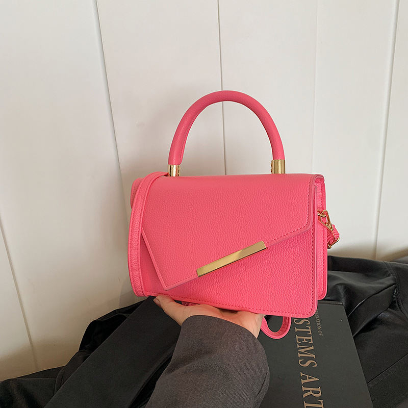 Casual, trendy and elegant crossbody shoulder bag 2024 new retro and simple commuter autumn square bag for women full figure