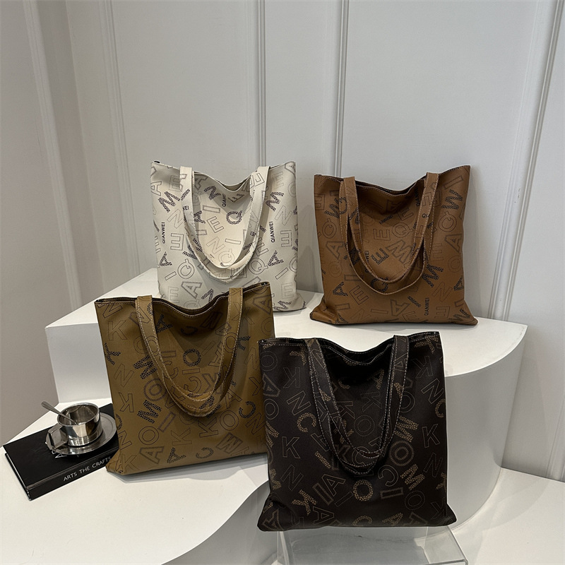 2024 Autumn/Winter new large-capacity versatile handbag, women's letter commuting fashion single-shoulder bag, tote bag Application Scenario