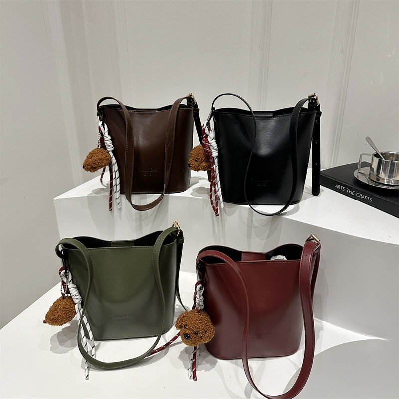 Cross-border commuting large-capacity bag 2024 winter new women's bag, fashionable and retro single-shoulder bag, high-end bucket bag Application Scenario