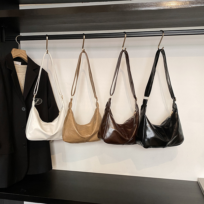Soft PU retro bag for women, 2024 new style, trendy oil-leather large bag, winter versatile, high-end casual single-shoulder crossbody bag Application Scenario