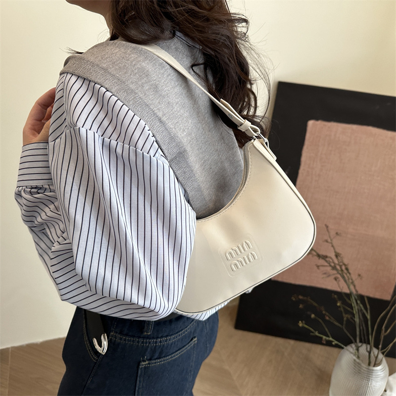 High-quality underarm small bag for women, new Spring 2025, fashionable and versatile single-shoulder bag, niche design baguette handbag details Picture