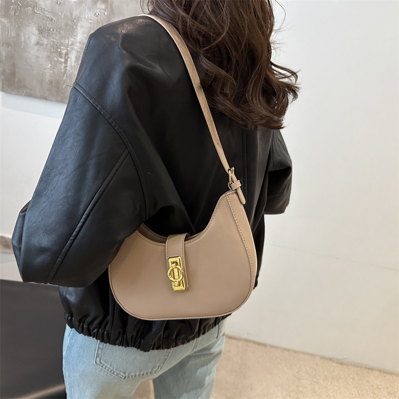 The 2024 new autumn trend underarm bag, a Korean style versatile and stylish women's bag, a niche design single-shoulder bag for women details Picture
