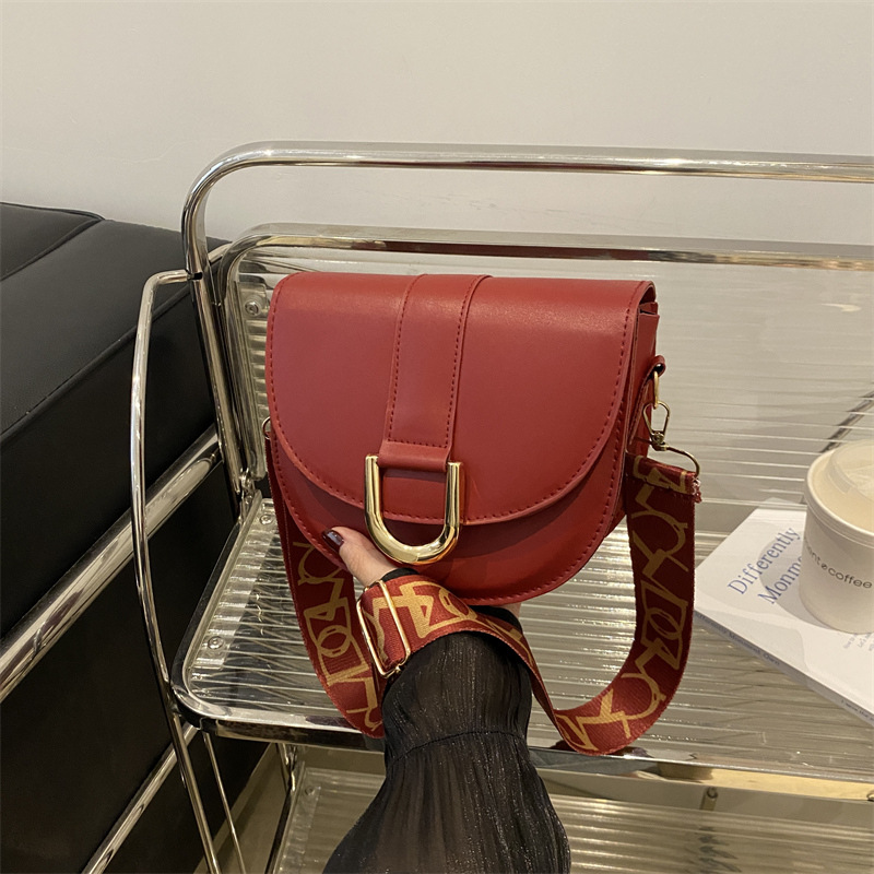 High-end and stylish small bag for women, 2024 new trendy and versatile crossbody bag for commuting, single-shoulder saddle bag full figure