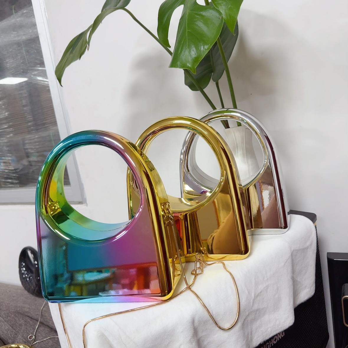 2025 New style European and American cross-border acrylic bag, fashionable and individual handbag, socialite dinner handbag full figure