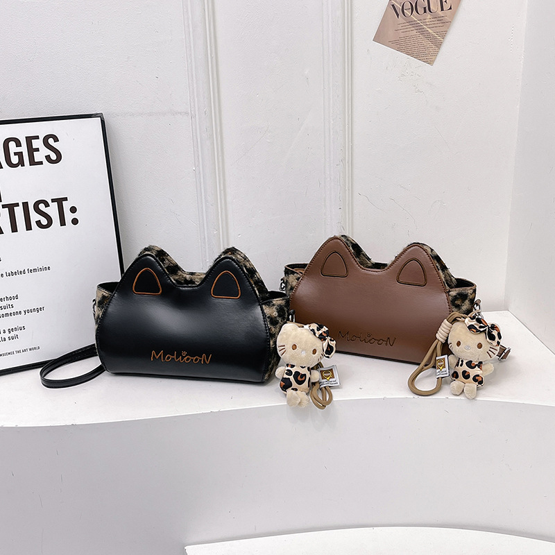 Winter retro frosted small bag for women, 2024 new style fashionable and versatile crossbody bag, cute cartoon single-shoulder bag Application Scenario