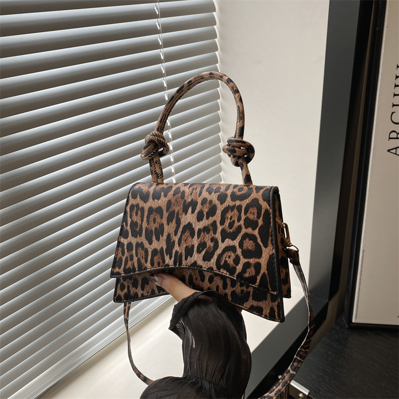 This niche design handbag exudes a sense of sophistication. The leopard print single-shoulder crossbody bag is a fashionable and versatile commuter underarm bag for women full figure