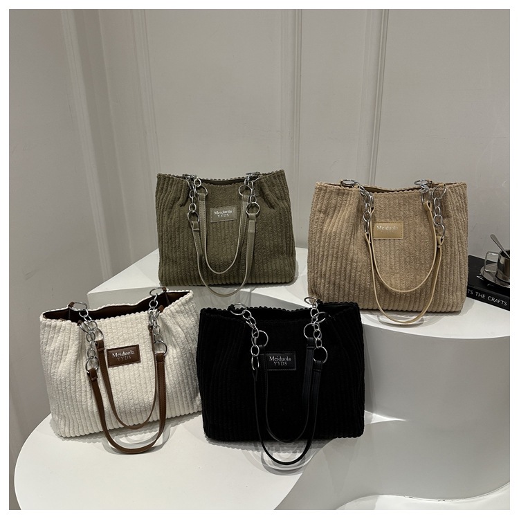 Large-capacity velvet chain underarm bag, tote bag, women's bag, 2024 cross-border autumn trend single-shoulder commuter bag bestsellers Application Scenario
