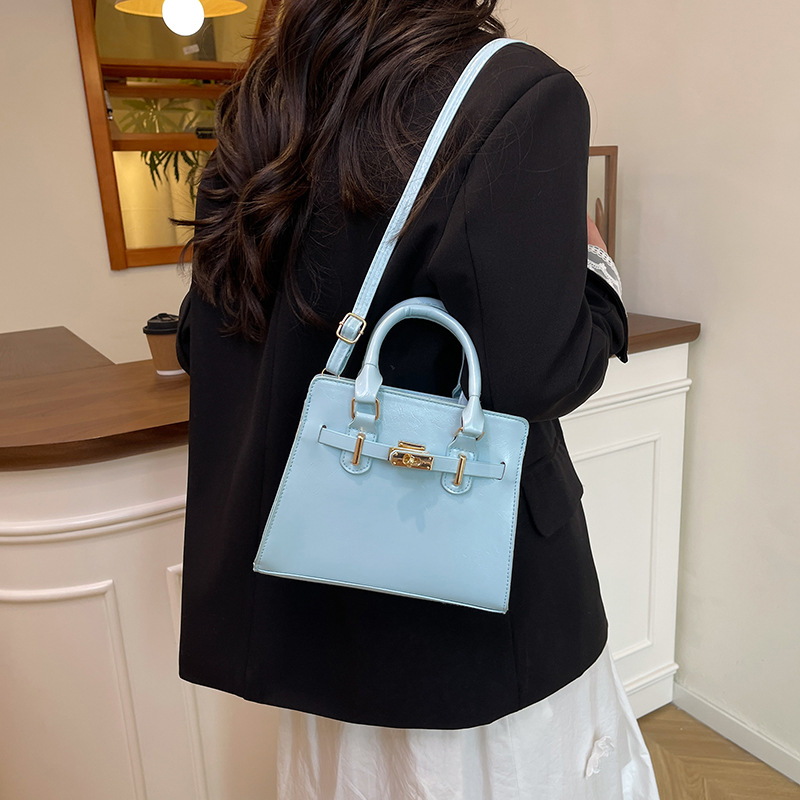 In the spring of 2025, there is a trendy and stylish Korean-style simple solid color fashionable casual crossbody single-shoulder hand-held small square women's bag details Picture