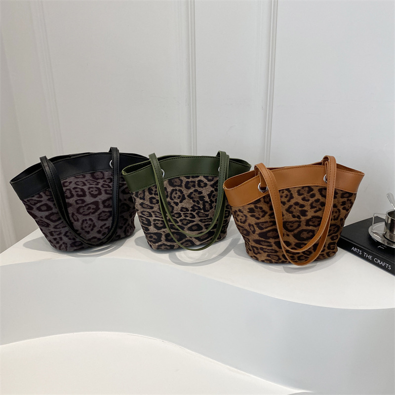 Cross-border retro handbag for women, 2024 new style fashionable vegetable basket bucket bag, niche and versatile commuter crossbody bag Application Scenario