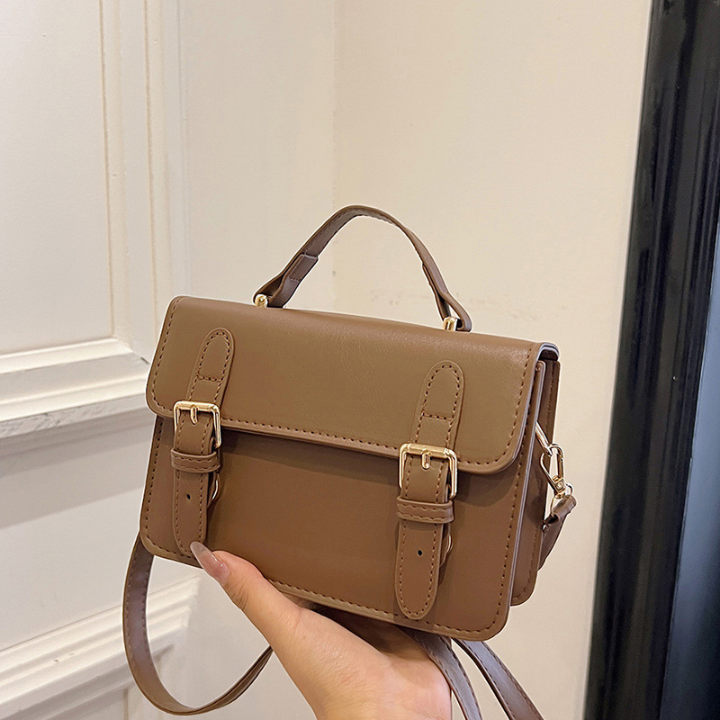 This high-end, large-capacity small bag is a retro single-shoulder crossbody bag for women's autumn and winter. It's a versatile hand-held crossbody bag full figure