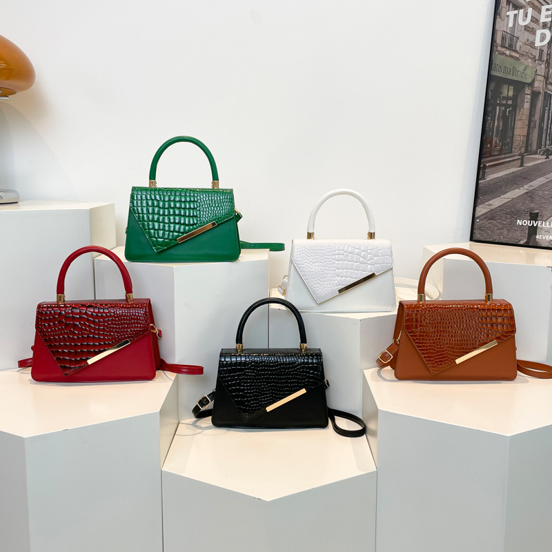 New 2025 solid color spring casual, simple and stylish crossbody and hand-carry small square bag for women Application Scenario