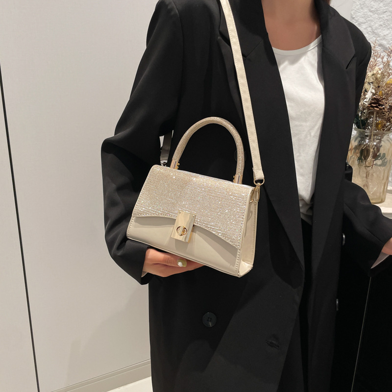 This year, retro small handbags are in vogue. The new autumn/winter 2024 fashion handbag is a casual and stylish single-shoulder crossbody bag Specification drawing