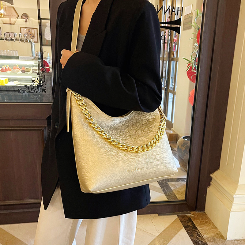 This versatile single-shoulder bag is a new model for women in 2025. It features a stylish European and American style, a casual large bag with a soft leather feel for commuting tote details Picture