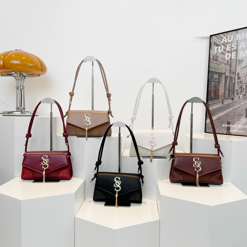Fringed pendant simple hand-carry commuter bag for women, 2025 new retro and unique single-shoulder crossbody spring small square bag Application Scenario