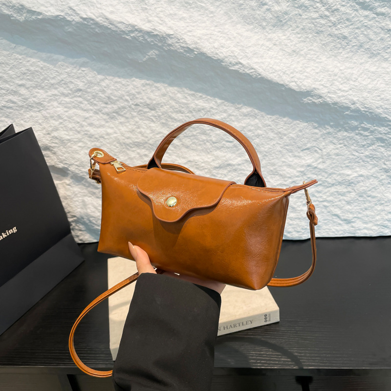 The 2025 new versatile casual handbag, a single-shoulder crossbody bag, is a niche, simple, solid-color, lightweight, and high-end commuter bag for women full figure