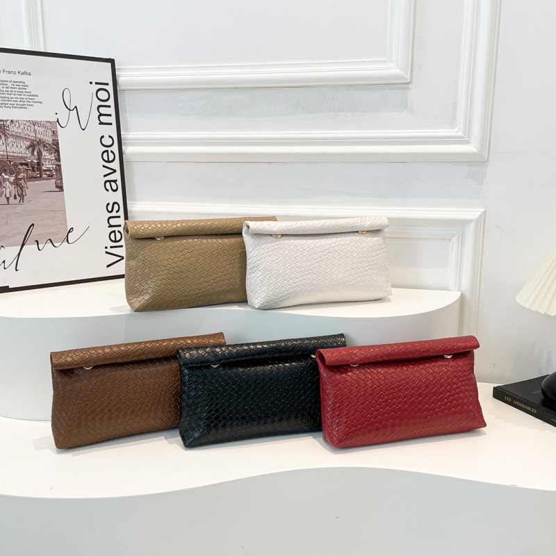 Casual and versatile crossbody bag for women, Spring/Summer 2025 new Korean-style single-shoulder bag, fashionable and trendy commuting small square bag for women Application Scenario