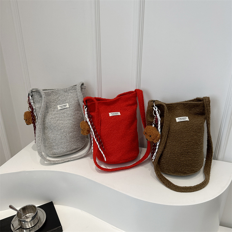 This is a new 2024 autumn collection of Korean-style, fresh and retro bucket bag with a unique, trendy and niche design. It is a single-shoulder crossbody bag Application Scenario