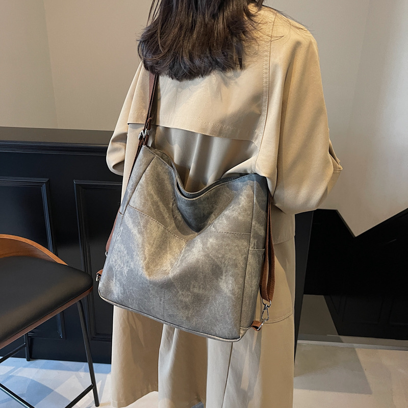 The laid-back textured Tote bag is a new large-capacity, versatile commuting backpack for women in autumn and winter. It is a stylish single-shoulder crossbody bag full figure
