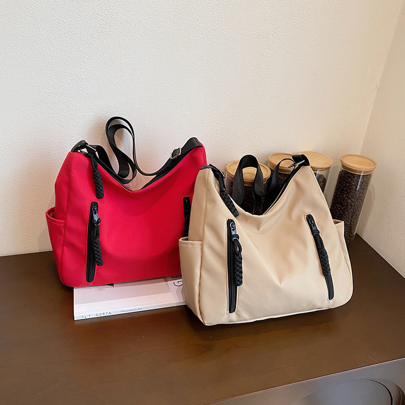 The large-capacity dumpling bag of the trendy brand is selling well across borders. The personalized and fashionable single-shoulder bag is a Korean-style casual and stylish crossbody bag Specification drawing