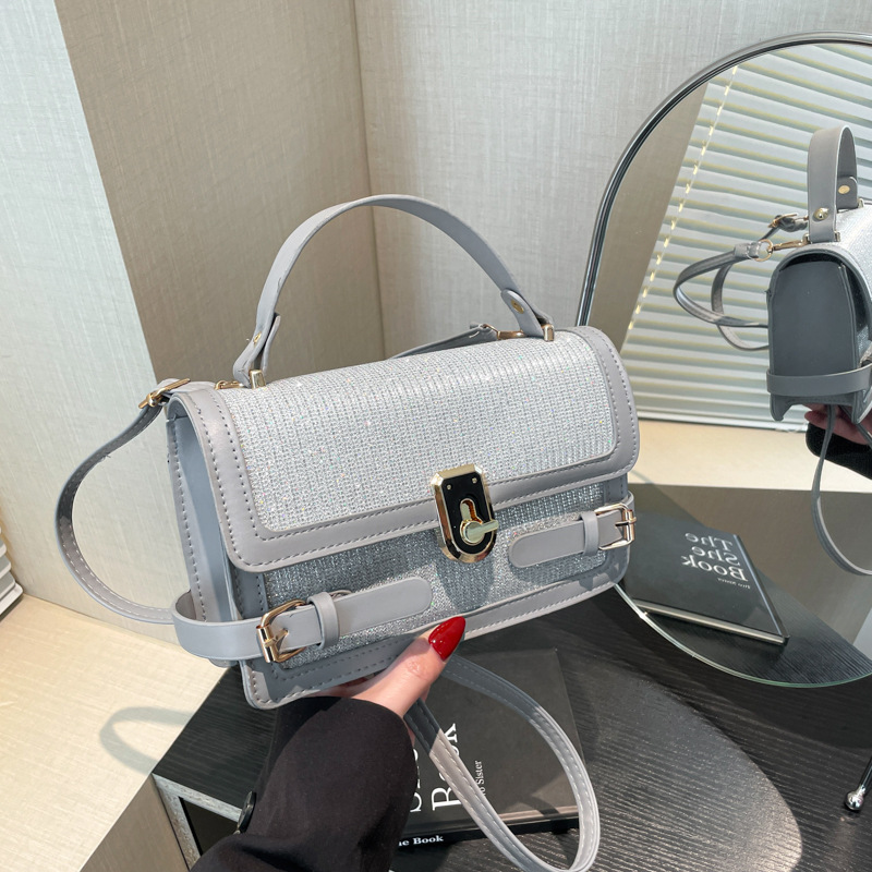 The 2025 new summer trend solid color is a trendy and stylish ins hand-held shoulder crossbody women's small square bag that is popular this year full figure