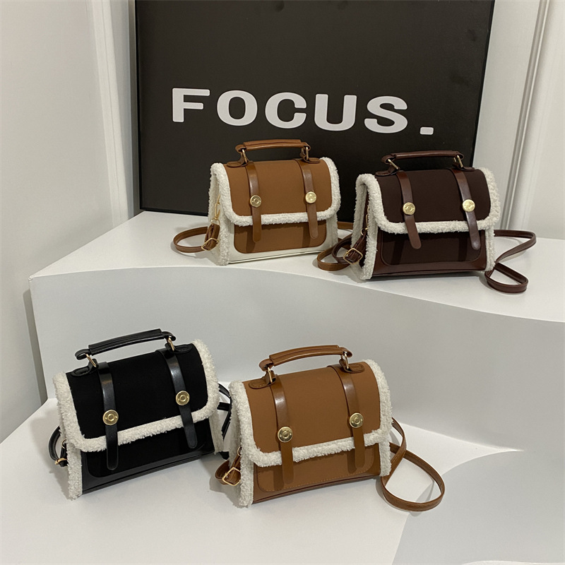The Maomao patchwork bag is a retro and simple solid-color commuter women's bag for 2024, a new casual and retro women's hand-held shoulder bag Application Scenario