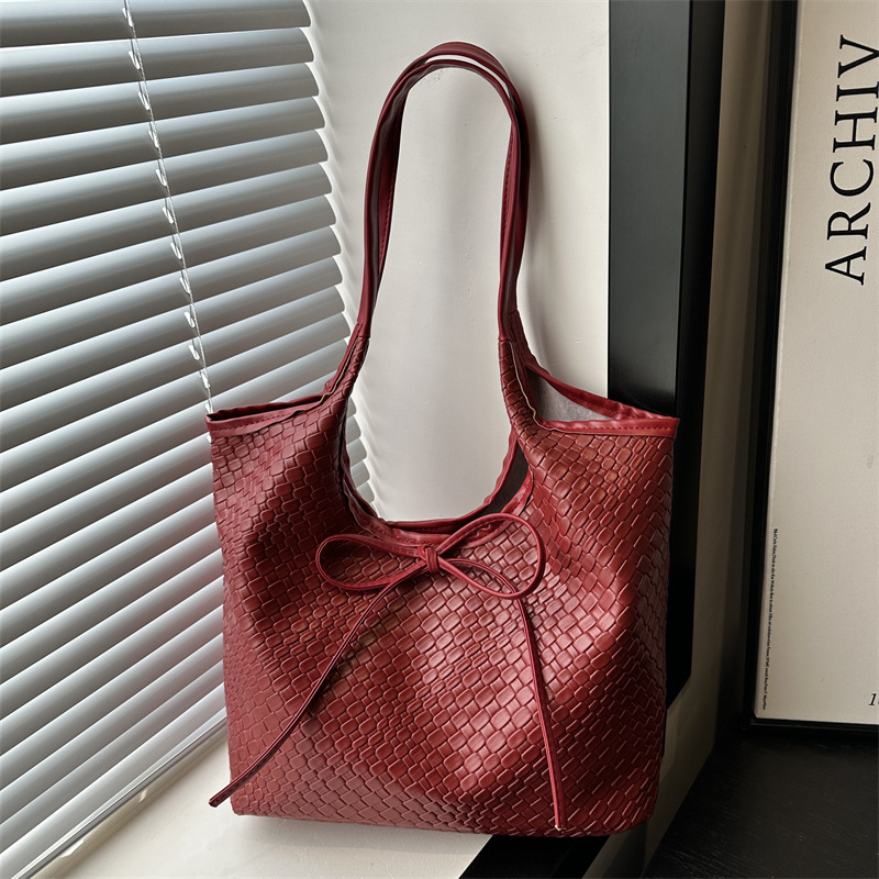 Casual retro large-capacity bag for women, Spring 2025 new style, simple, fashionable and stylish single-shoulder bag, woven tote bag full figure